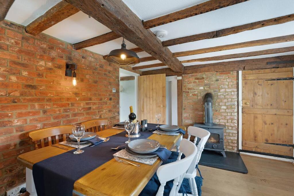 Local Walks Pub Gardens Pet Friendly Landscaped Gardens And Free Private Parking Villa Doddington  Bagian luar foto