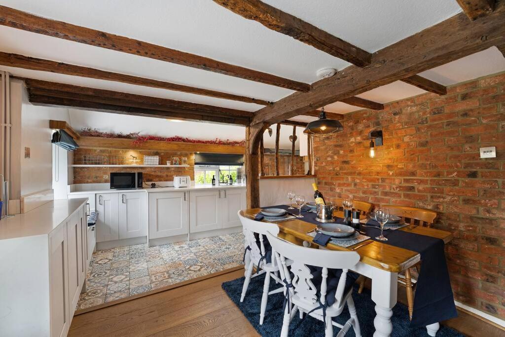 Local Walks Pub Gardens Pet Friendly Landscaped Gardens And Free Private Parking Villa Doddington  Bagian luar foto