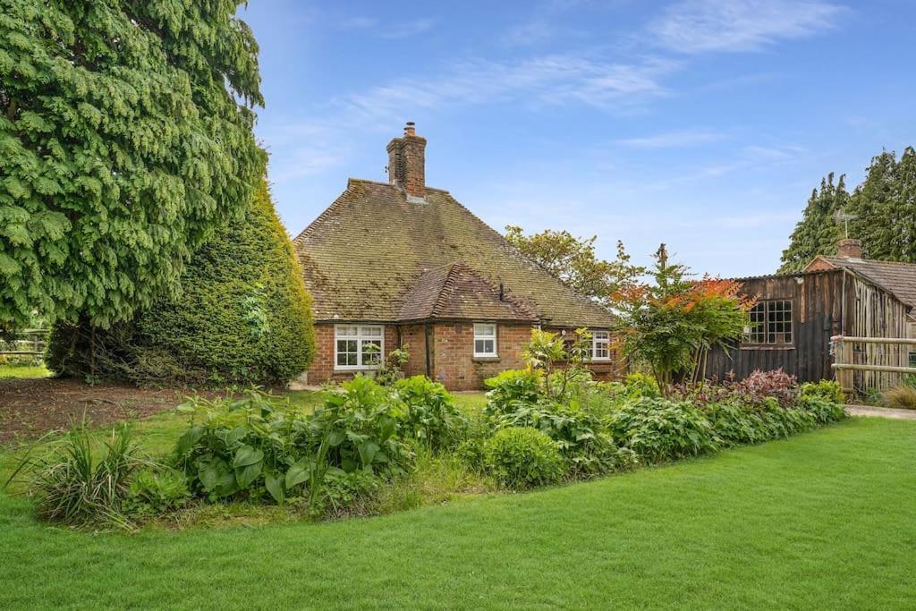 Local Walks Pub Gardens Pet Friendly Landscaped Gardens And Free Private Parking Villa Doddington  Bagian luar foto