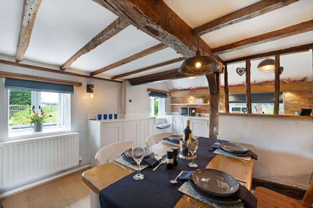 Local Walks Pub Gardens Pet Friendly Landscaped Gardens And Free Private Parking Villa Doddington  Bagian luar foto