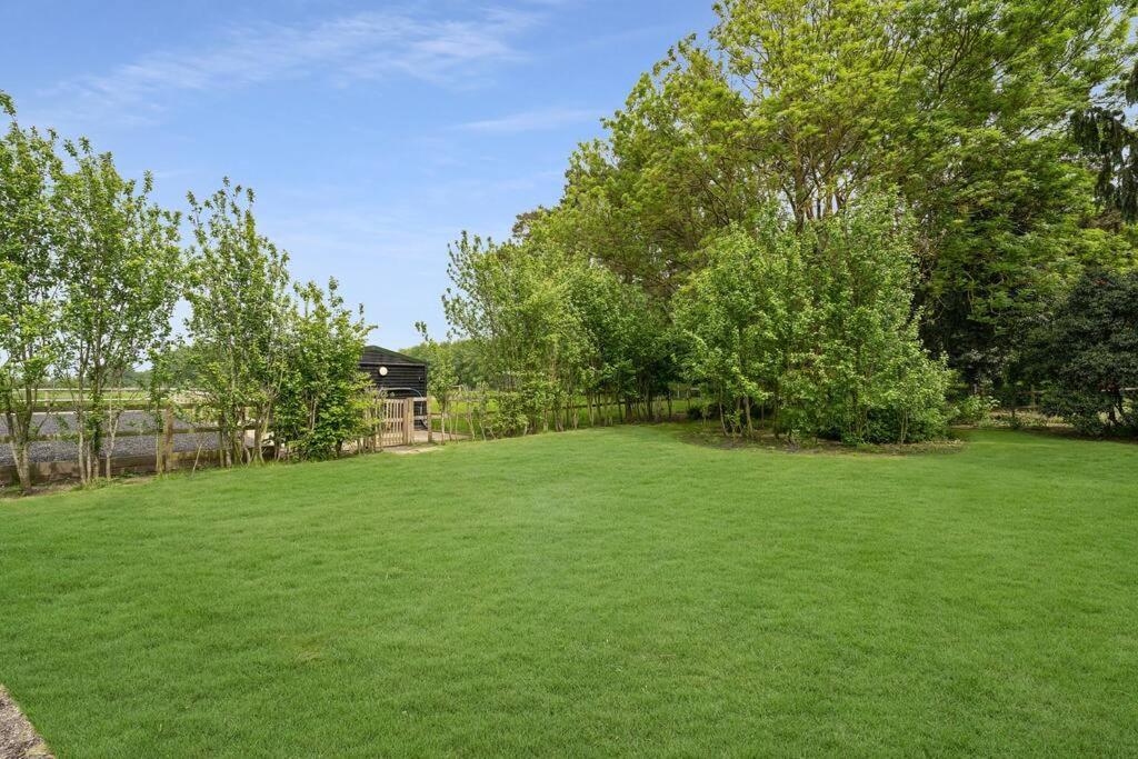 Local Walks Pub Gardens Pet Friendly Landscaped Gardens And Free Private Parking Villa Doddington  Bagian luar foto